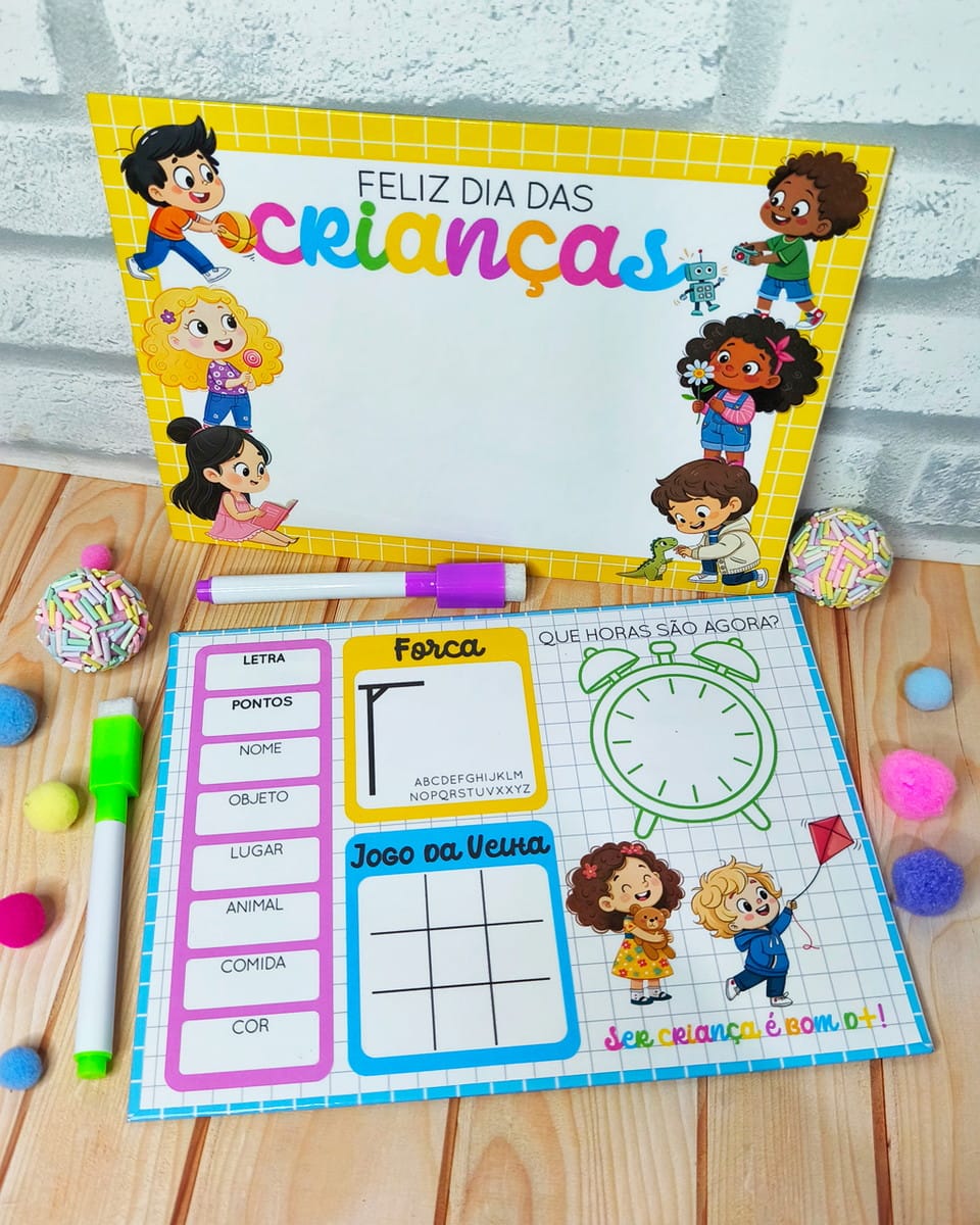 Kit Digital Dia das Crianças Artes JPG para Lembrancinhas 3 Placas impressas com desenhos infantis e jogos educativos sobre mesa de madeira