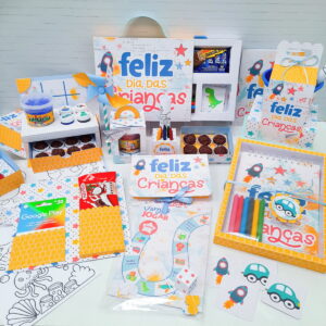 Kits de presentes coloridos para o Dia das Crianças com doces, jogos e materiais de arte.