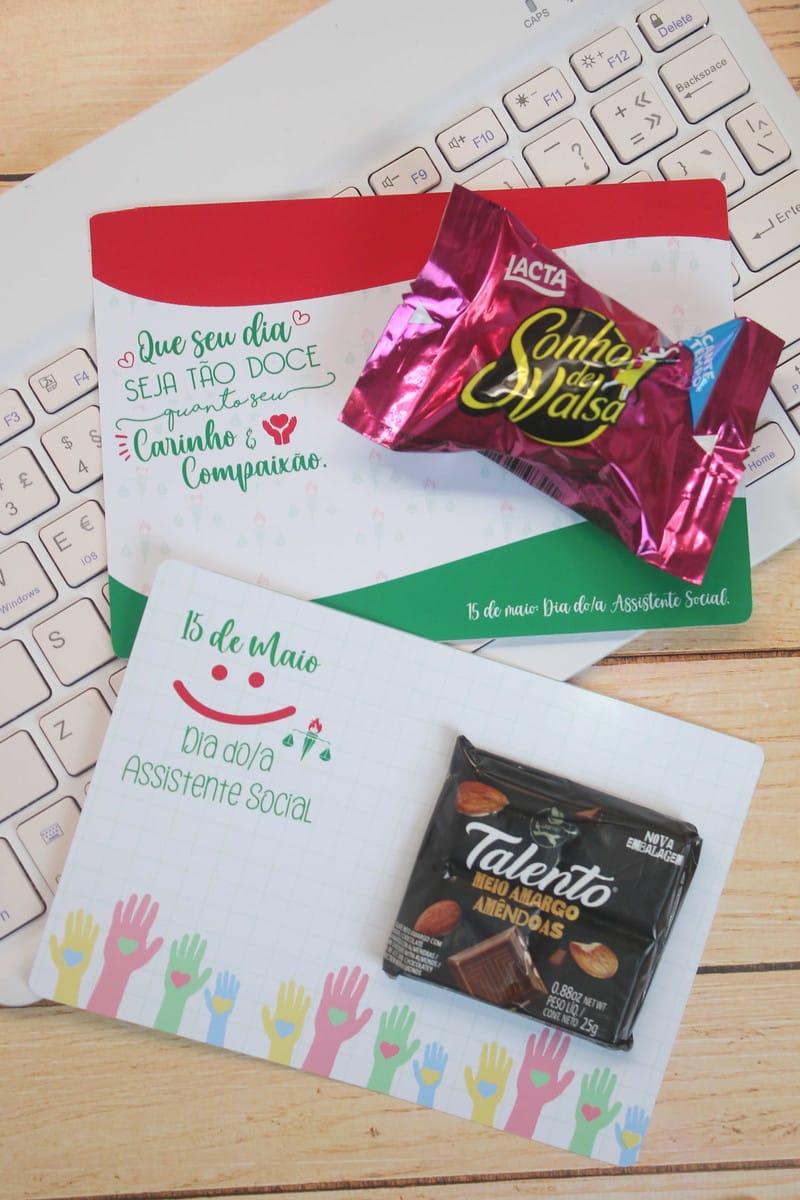 Kit Digital Dia do Assistente Social com Arquivos de Corte 4 Duas cartões com mensagens e chocolates sobre teclado, celebrando assistentes sociais.
