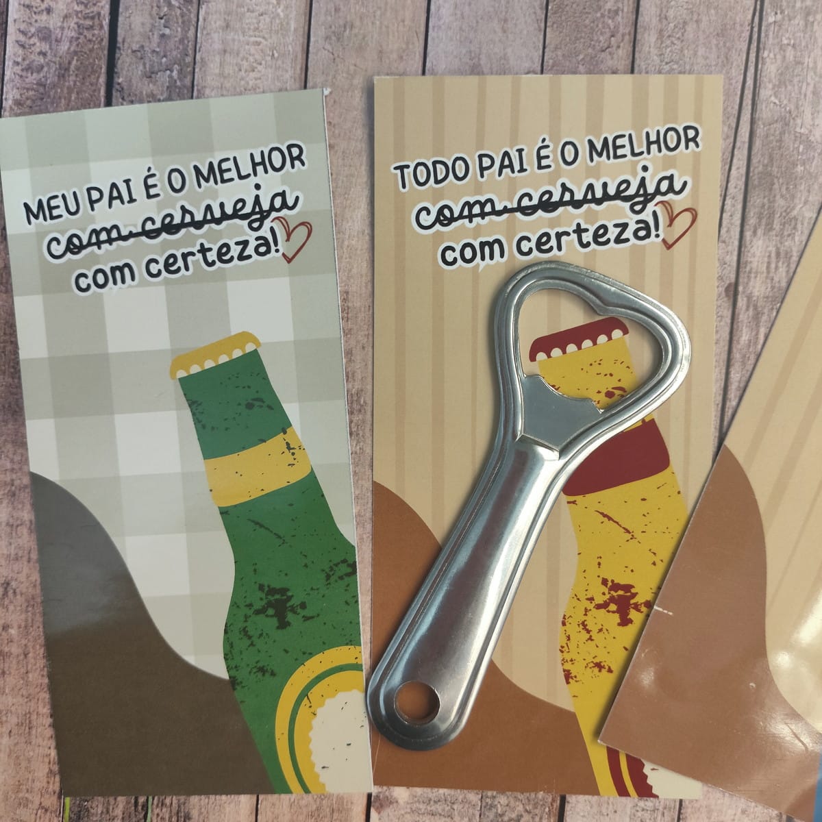 Kit Digital Dia dos Pais Religioso para Imprimir 2 Duas cartas decoradas com garrafas de cerveja e um abridor de metal sobre madeira.