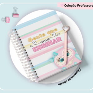 Agenda espiralada rosa com capa listrada pastel, caneta e clipes sobre fundo azul claro.
