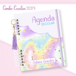 Agenda escolar com capa colorida, glitter e chaveiro roxo em fundo rosa.