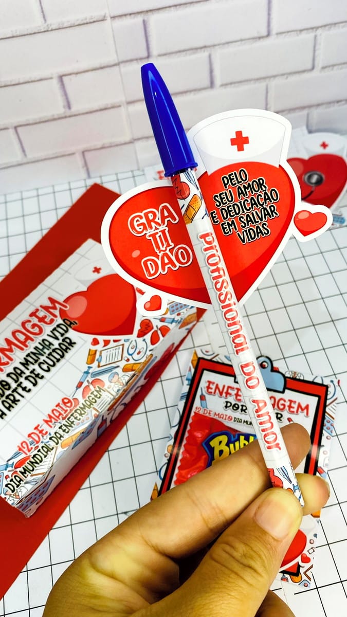 Kit Digital Enfermagem para Mimos e Lembrancinhas 2 Caneta personalizada com tema de enfermagem e corações, celebrando profissionais da saúde.