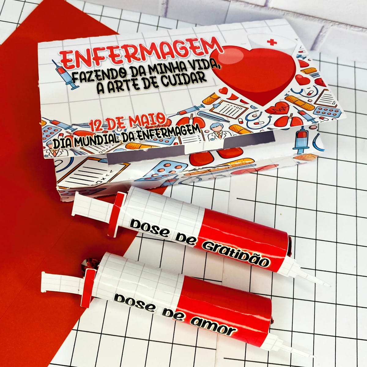 Kit Digital Enfermagem para Mimos e Lembrancinhas 4 Arte digital com caixa de enfermagem e seringas decorativas de gratidão e amor.