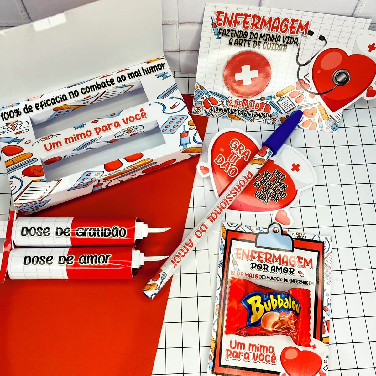 Kit Digital Enfermagem para Mimos e Lembrancinhas 1 Arte digital temática de enfermagem com caixas, seringas decorativas e cartões de agradecimento.