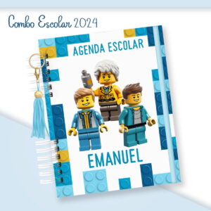 Capa de agenda escolar com estampa de blocos de montar e três bonecos de brinquedo.