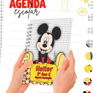 Arte digital de agenda escolar com personagem de orelhas redondas, sendo segurada por mãos.