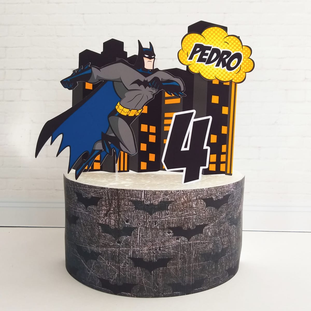 Kit Digital Festa Batman com Toppers e Caixas para Montar 2 Arte digital de topo de bolo e faixa com herói mascarado, cidade e número 4.