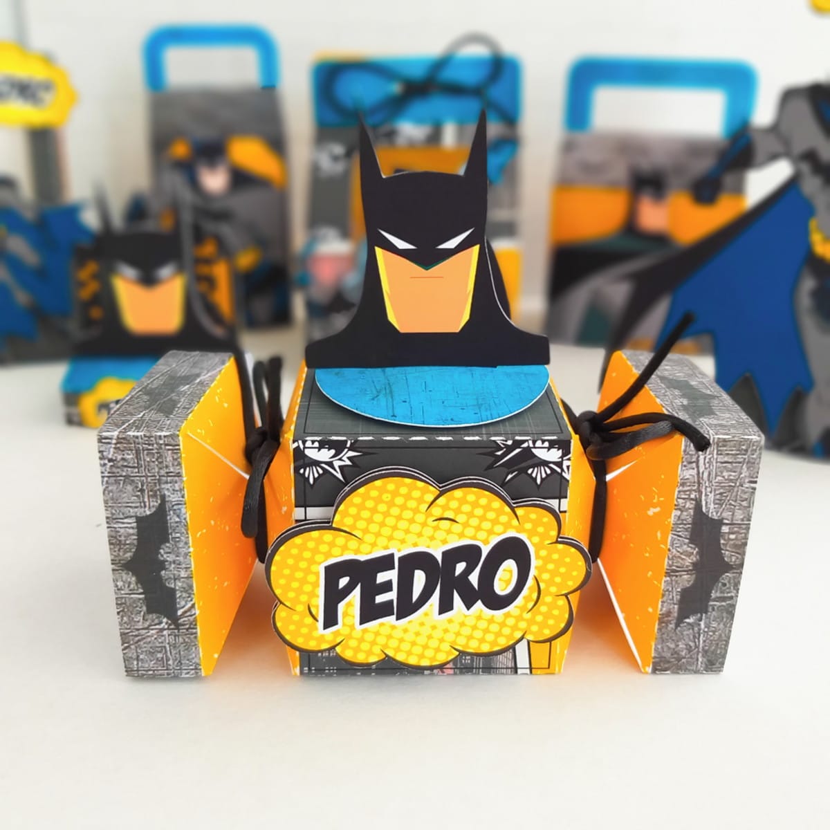 Kit Digital Festa Batman com Toppers e Caixas para Montar 3 Arte digital para caixa de lembrancinha com tema de herói, estilo quadrinhos, cores vibrantes.