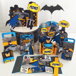 Kit de festa temático com personagem de super-herói, número quatro e balões de fala.