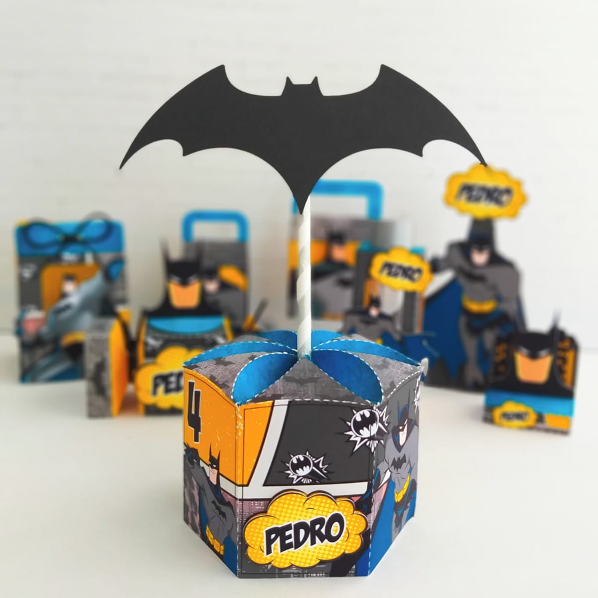 Kit Digital Festa Batman com Toppers e Caixas para Montar 4 Arte digital de centro de mesa hexagonal com símbolo de morcego e tema de herói.