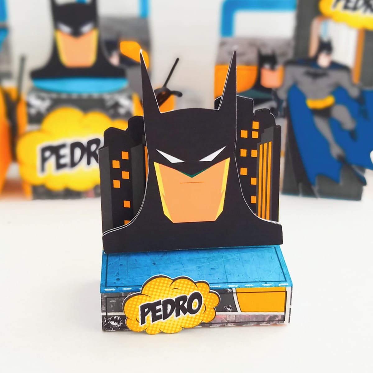 Kit Digital Festa Batman com Toppers e Caixas para Montar 5 Arte digital de cabeça de personagem em caixa azul com nome "PEDRO".