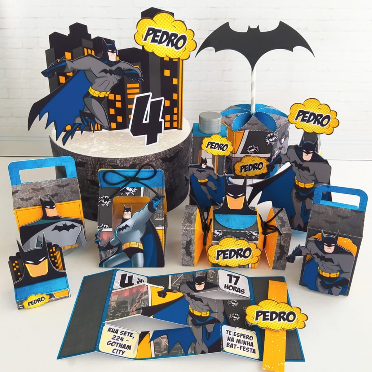 Kit Digital Festa Batman com Toppers e Caixas para Montar 1 Kit de festa temático com personagem de super-herói, número quatro e balões de fala.