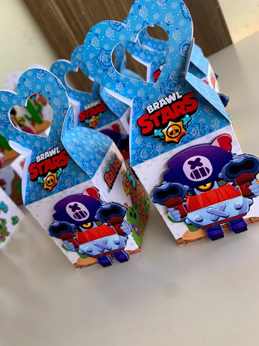 Kit Digital Festa Brawl Stars com Caixas para Lembrancinhas 1 Caixinhas decoradas em azul com alças em forma de coração e personagens impressos.