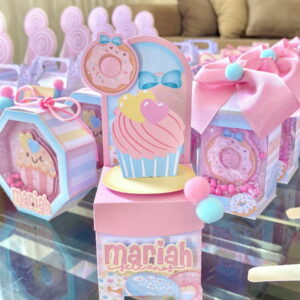 Arte digital com tema de doces, cupcakes e donuts em tons pastel.