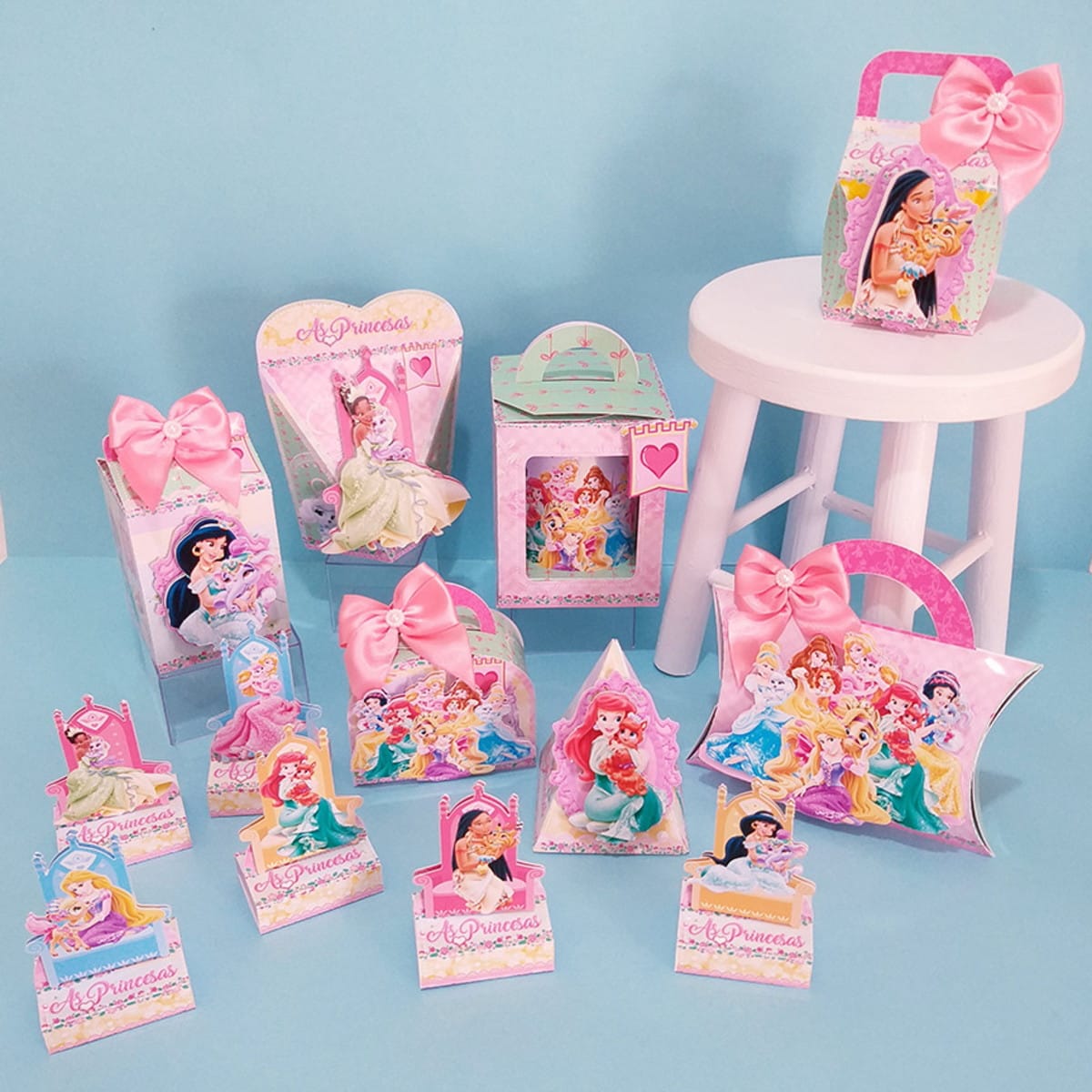 Kit digital festa Princesas Disney com moldes de corte 1 Arte digital de designs para caixas e enfeites de festa temáticos com personagens femininas.