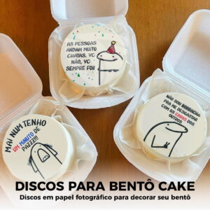 Três discos decorativos com personagens de meme e frases engraçadas.
