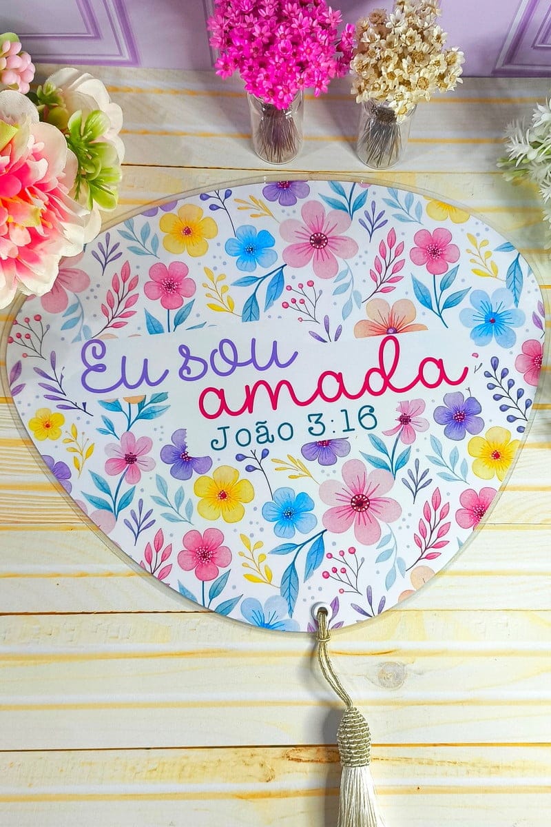 Kit Digital Lembrancinhas Fé Feminina para Sublimação 2 Design floral vibrante em formato de leque com a frase "Eu sou amada João 3:16".