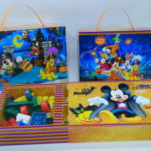 Duas bolsas e uma caixa aberta com blocos de montar e personagens fantasiados de Halloween.