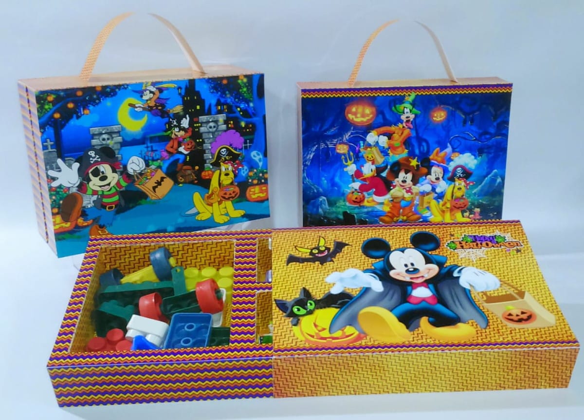 Kit Digital Mickey Halloween Arquivo de Corte e PDF 1 Duas bolsas e uma caixa aberta com blocos de montar e personagens fantasiados de Halloween.
