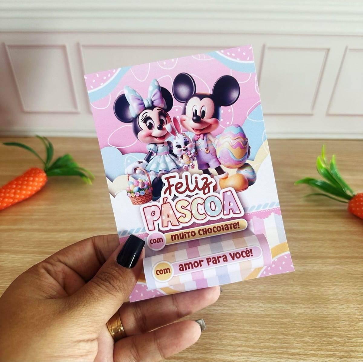 Kit Digital Mimos de Páscoa Minnie e Mickey 2 Arte digital de cartão de Páscoa com personagens de desenho, ovos e texto festivo.