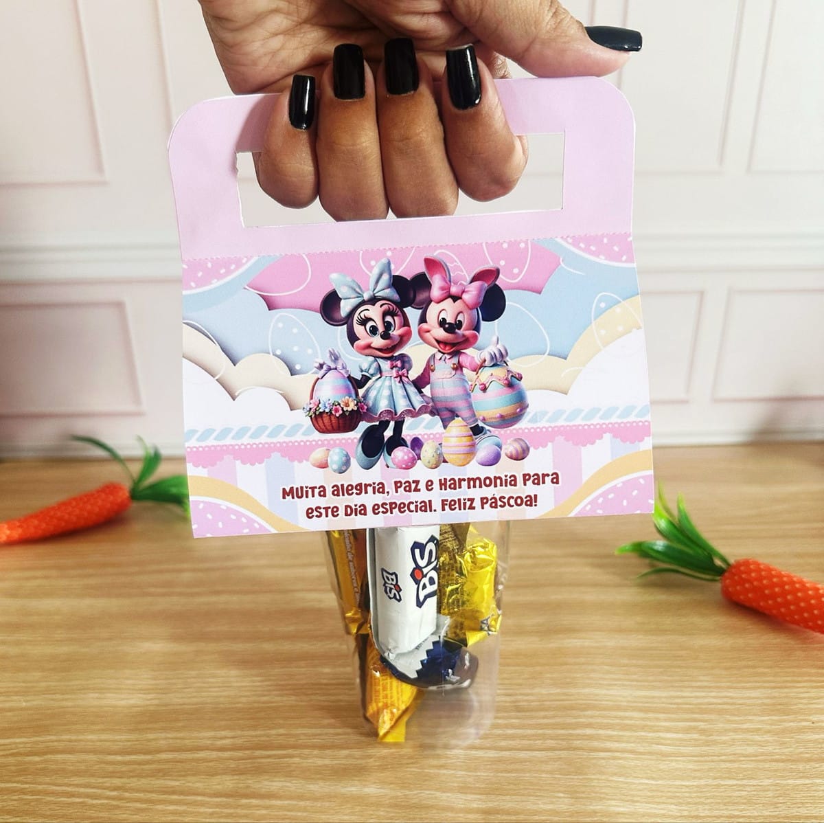 Kit Digital Mimos de Páscoa Minnie e Mickey 4 Design digital de sacola de Páscoa com personagens animados e mensagem festiva.