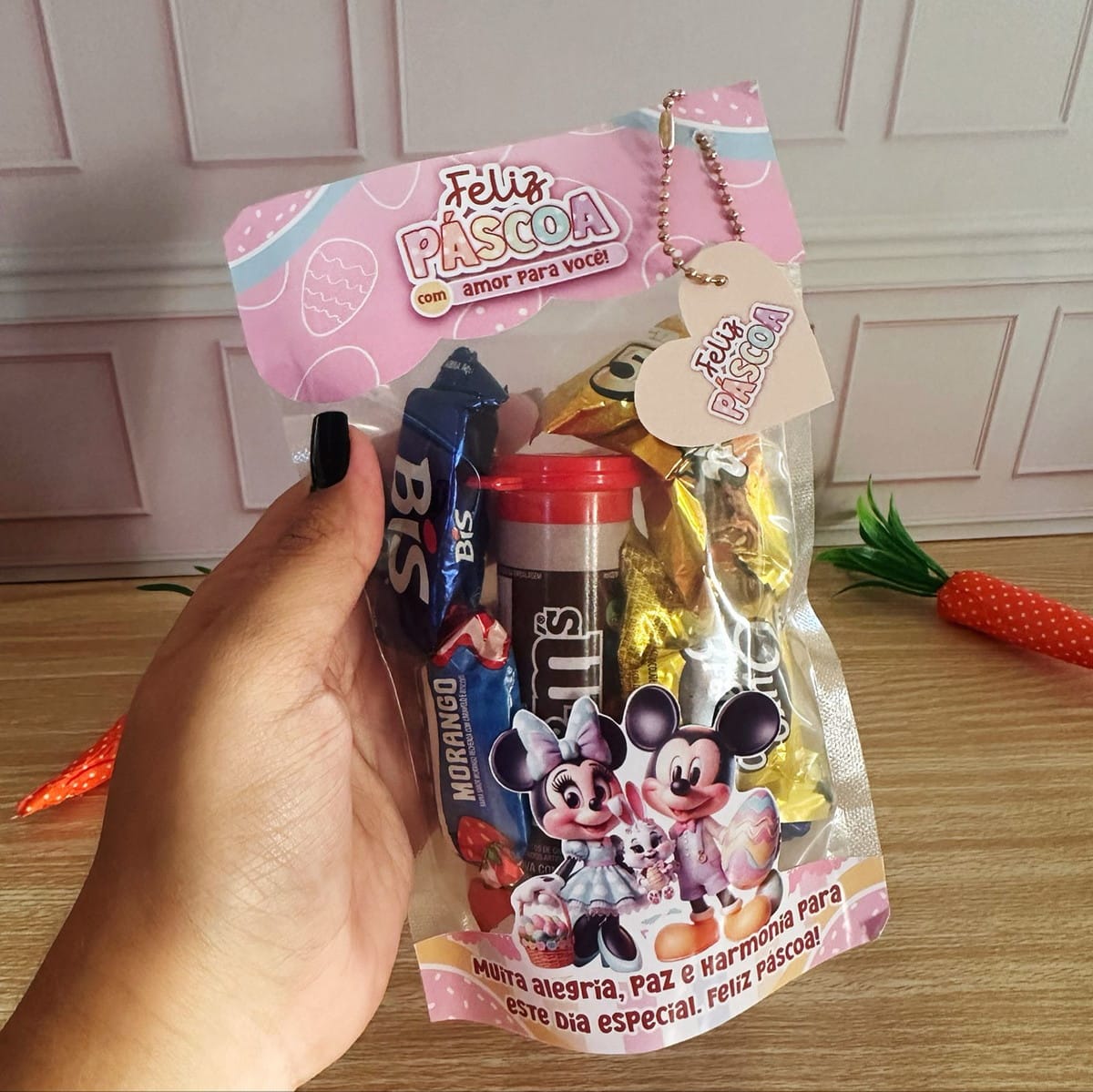 Kit Digital Mimos de Páscoa Minnie e Mickey 5 Design de sacola de Páscoa com doces, personagens infantis e mensagem festiva.