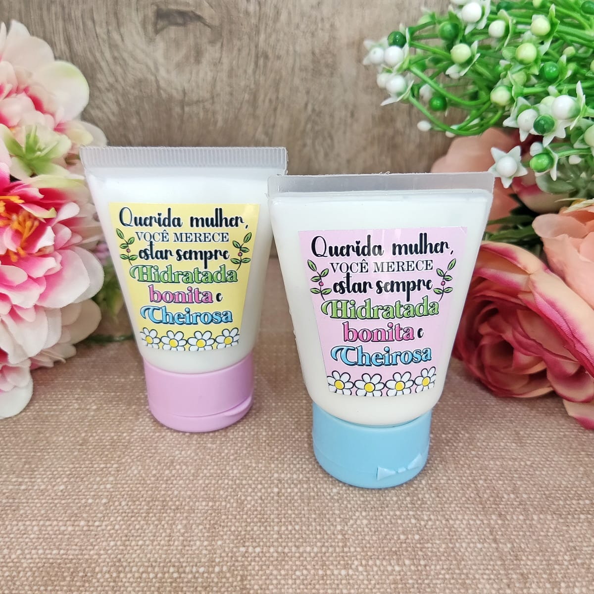 Kit Digital Dia da Mulher para montar mimos e lembrancinhas 2 Dois tubos de creme com rótulos coloridos e tampas rosa e azul.