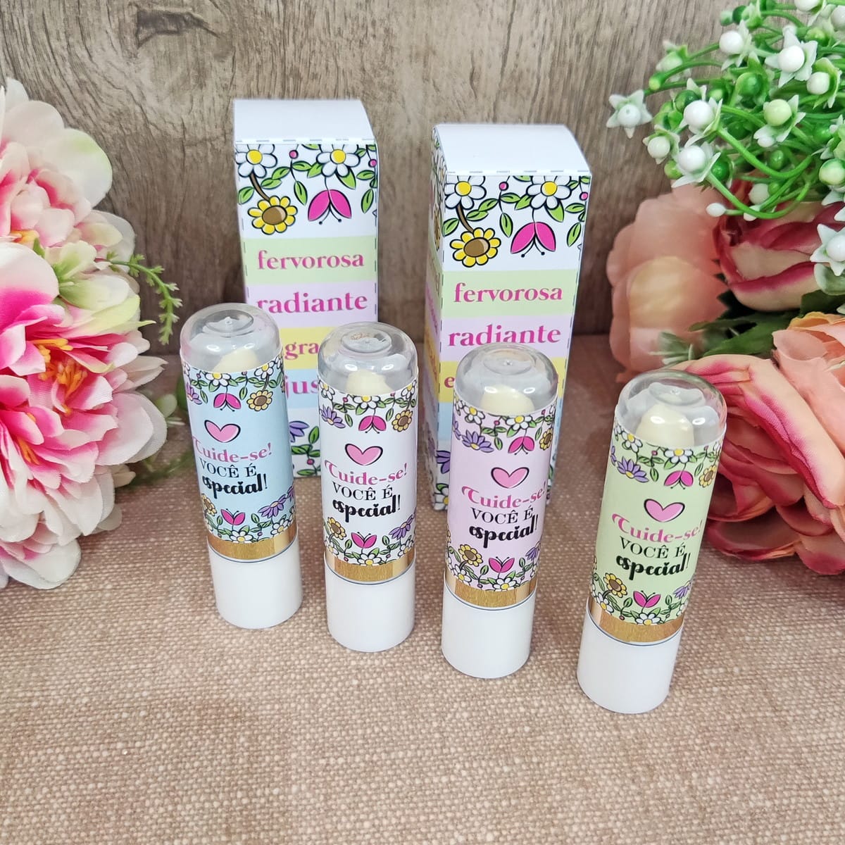 Kit Digital Dia da Mulher para montar mimos e lembrancinhas 4 Quatro tubos decorados e duas caixas com motivos florais e texto, cercados por flores.