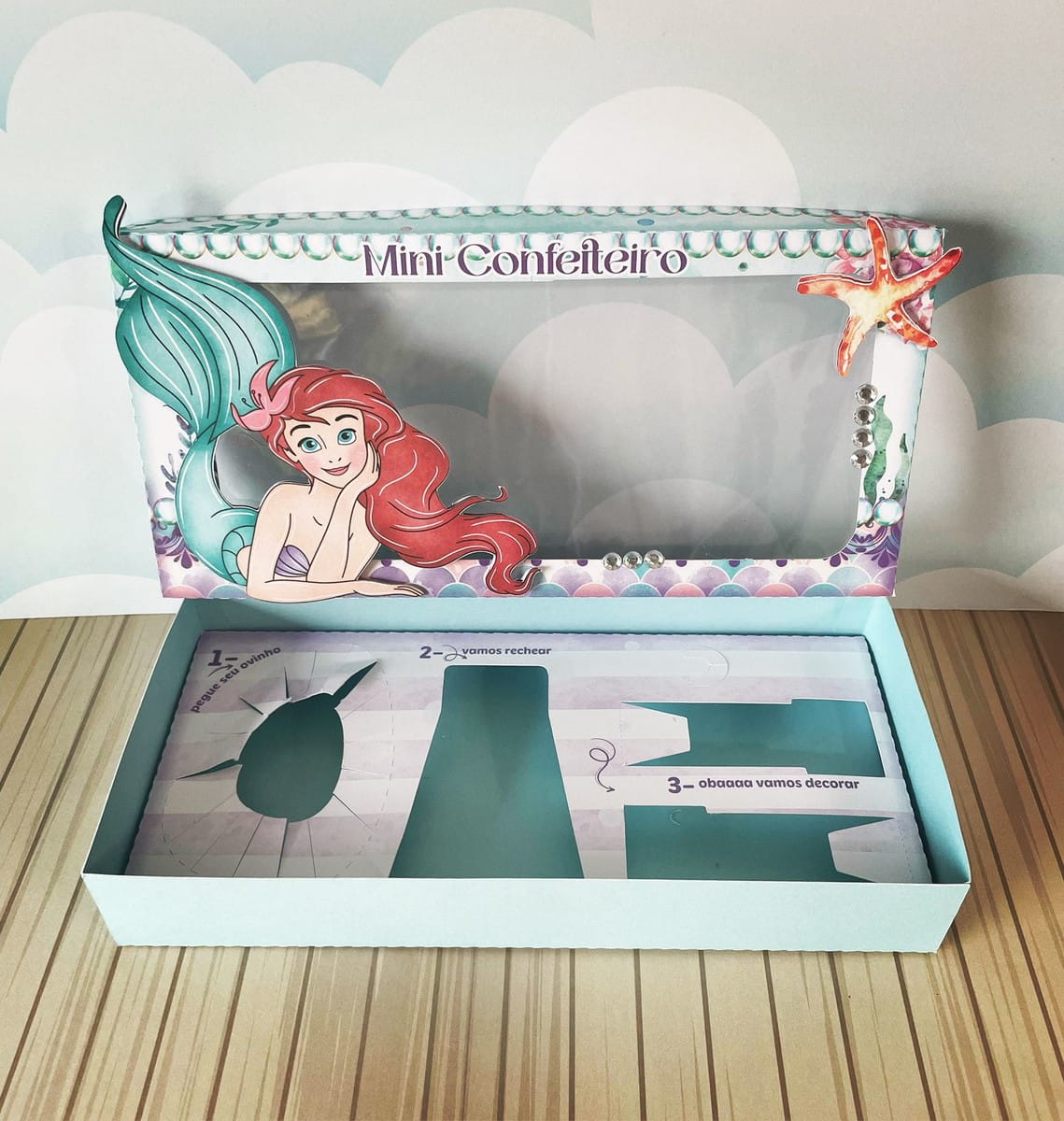 Kit Digital Mini Confeiteiro Ariel em PDF e Studio 3 Caixa temática de papel decorada com sereia para confeiteiro em fundo azul
