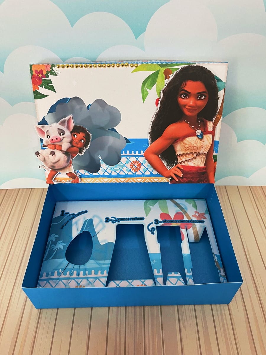 Kit Digital Moana Caixa Mini Confeiteiro para Lembrancinha 2 Arte digital de caixa temática com personagens e instruções de atividade.