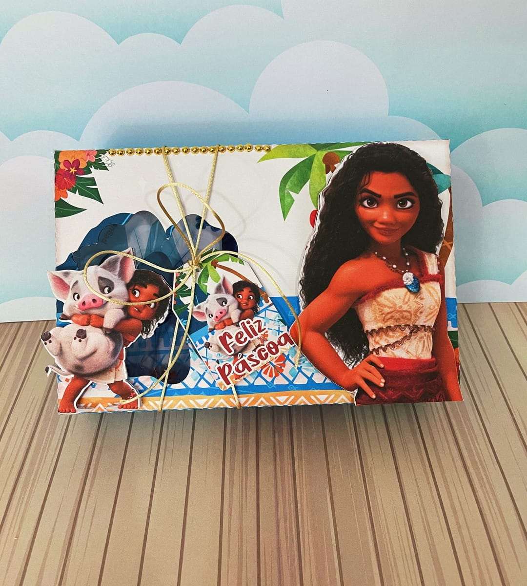 Kit Digital Moana Caixa Mini Confeiteiro para Lembrancinha 5 Caixa decorada com arte de personagens animados, tema tropical e Feliz Páscoa.