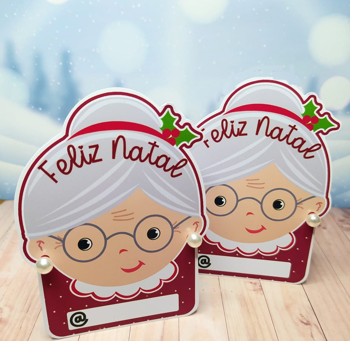 Kit Digital Natal Balinhas e Cartões para Imprimir 2 Duas ilustrações digitais de mulher idosa com "Feliz Natal" e brincos de pérola.