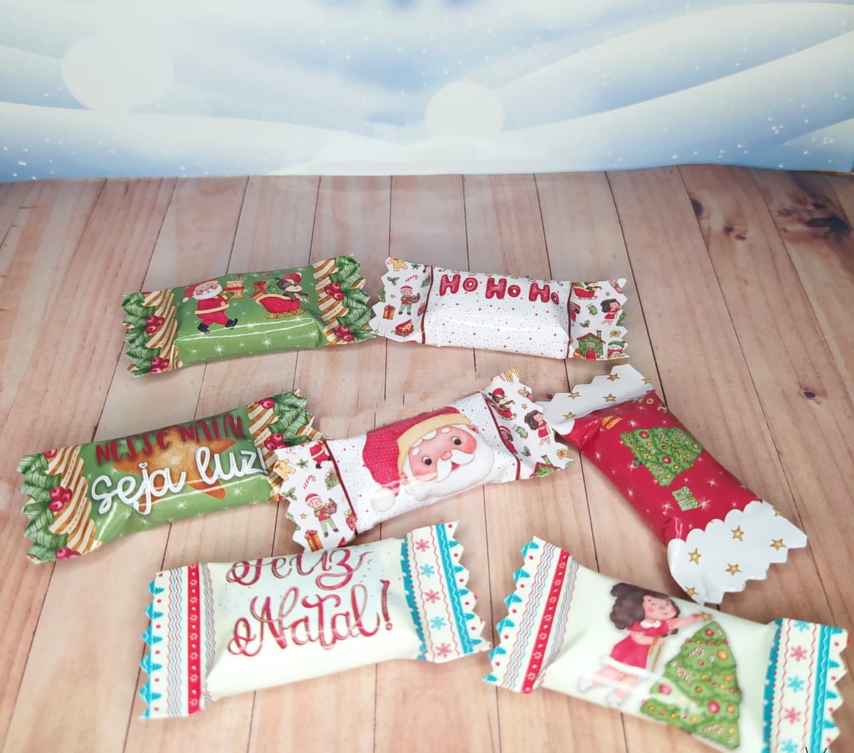 Kit Digital Natal Balinhas e Cartões para Imprimir 4 Variadas artes digitais de embalagens natalinas com Papai Noel e mensagens festivas.