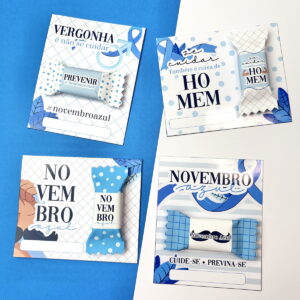 Quatro cartões temáticos em tons de azul com doces embalados dispostos em fundo bicolor.