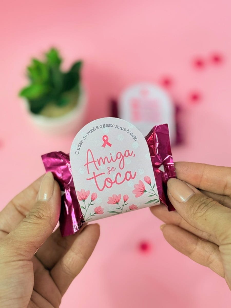 Kit Digital Outubro Rosa para Lembrancinhas e Mimos 4 Design de rótulo digital rosa com mensagem de conscientização sobre saúde feminina, sendo exibido.