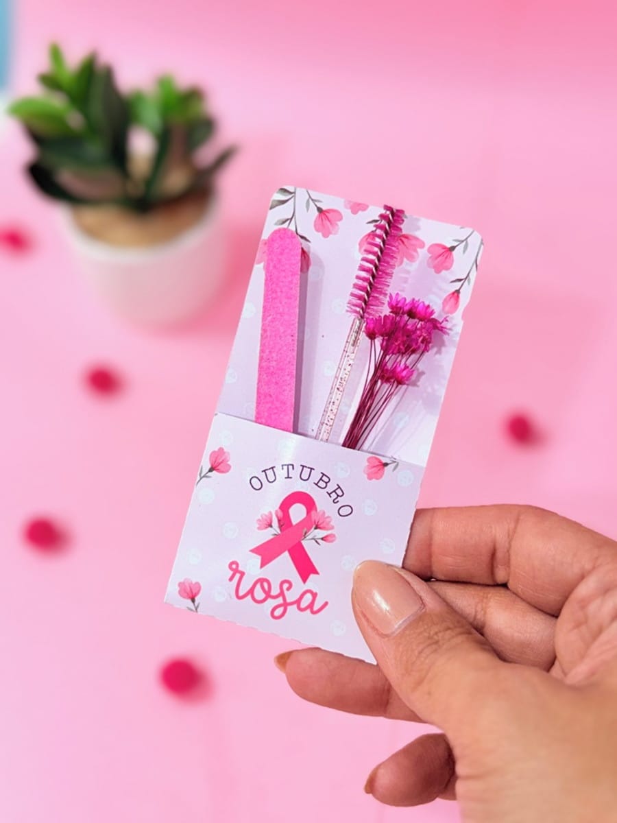 Kit Digital Outubro Rosa para Lembrancinhas e Mimos 5 Mão segurando embalagem Outubro Rosa com lixa, escova e flores.