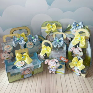 Arte digital de caixas e sacolas de Páscoa com coelhos e laços coloridos.