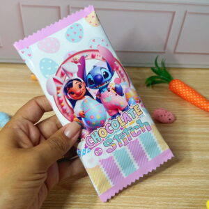 Arte digital de embalagem de chocolate de Páscoa com personagens e texto 'CHOCOLATE DO STITCH'.