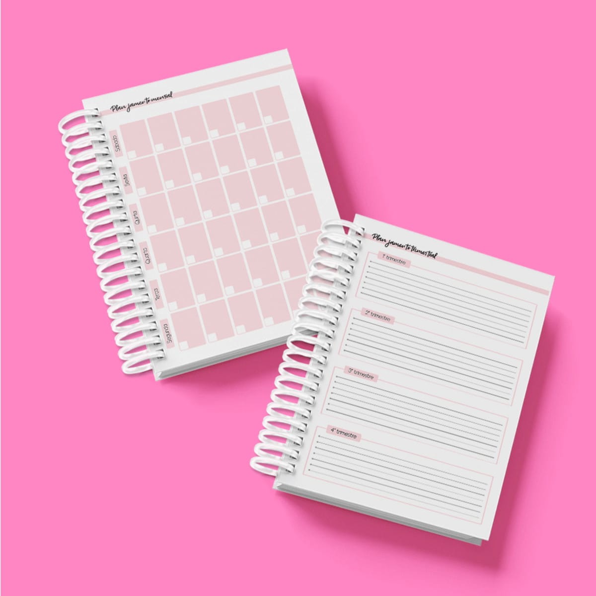 Kit Digital Planejamento de Aula com Arte em Aquarela 3 Dois planners digitais abertos com layouts de calendário mensal e trimestral sobre um fundo rosa.