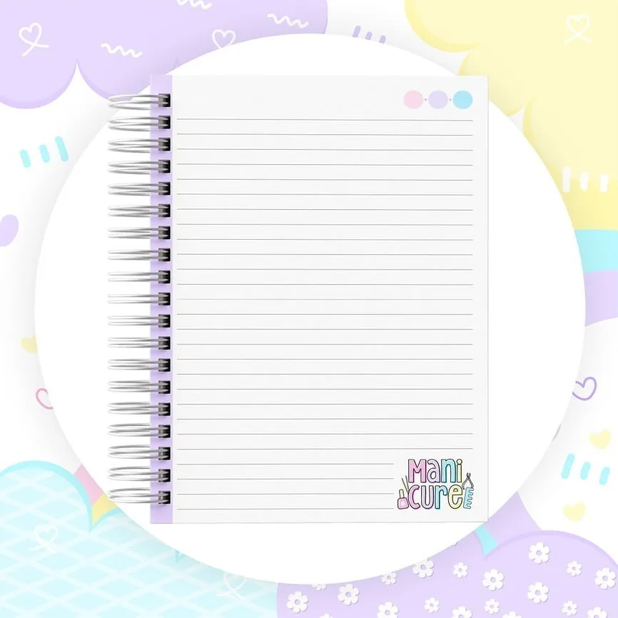 Caderno espiral com folhas pautadas sobre fundo colorido e ilustrado.
