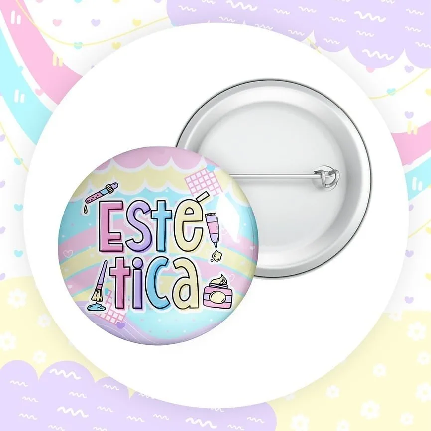Dois bottons circulares com ilustração colorida e o verso metálico com alfinete