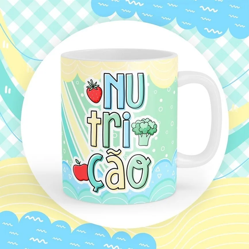Caneca branca estampada com ilustrações de frutas, legumes e letras coloridas.