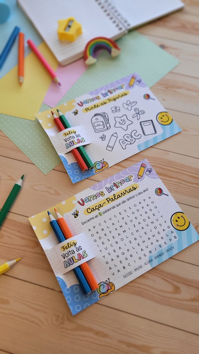 Kit Digital Volta às Aulas com 200 Ilustrações Escolares 3 Folhas de atividades infantis ilustradas com lápis coloridos sobre superfície de madeira.