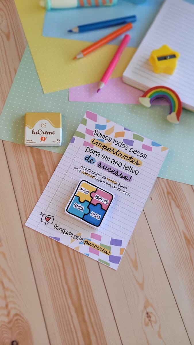 Kit Digital Volta às Aulas com 200 Ilustrações Escolares 4 Cartão decorativo com mensagem educacional sobre peças de quebra-cabeça e materiais escolares ao redor.