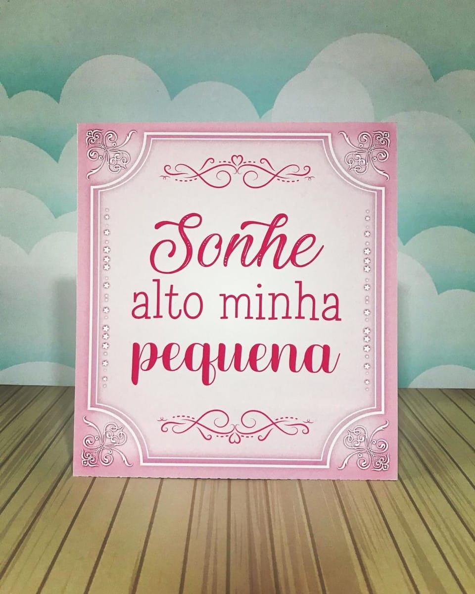 Kit É Só um Bolinho Menina Arquivo Digital com Studio e PDF 2 Arte digital quadrada rosa com a frase "Sonhe alto minha pequena" em destaque.