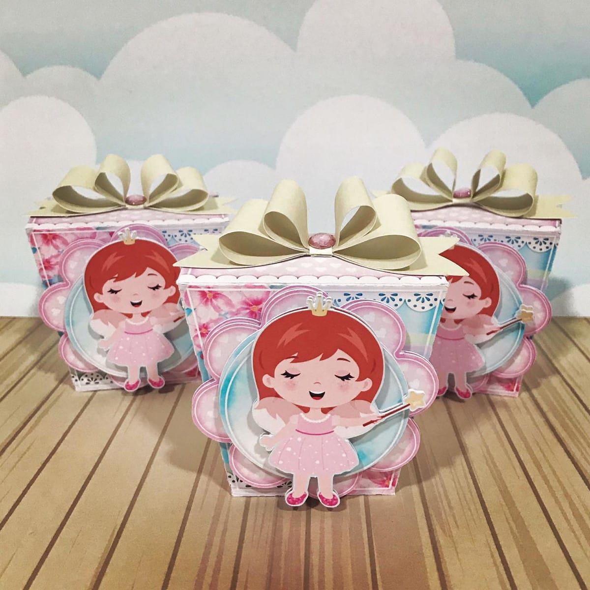 Kit É Só um Bolinho Menina Arquivo Digital com Studio e PDF 3 Três caixas decorativas em tons de rosa e azul com personagens de fadas.