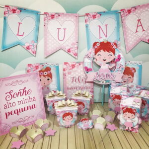 Kit de festa com bandeirolas, caixas e topper com o nome 'Luna' e ilustração de menina.