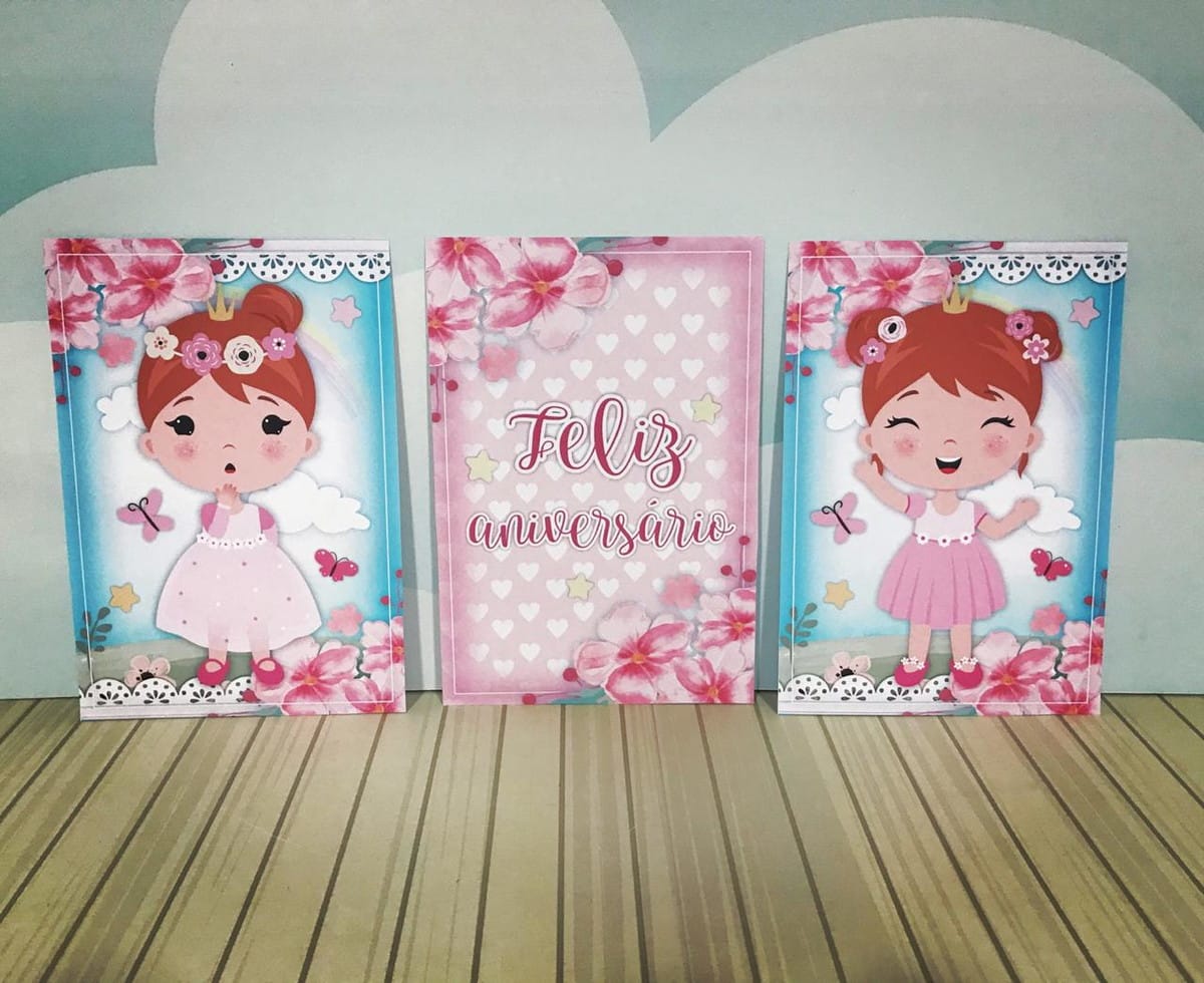 Kit É Só um Bolinho Menina Arquivo Digital com Studio e PDF 4 Três ilustrações temáticas de aniversário com menina de cabelo ruivo e flores.