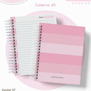 Arte digital de caderno A5 rosa com capa listrada e página pautada.